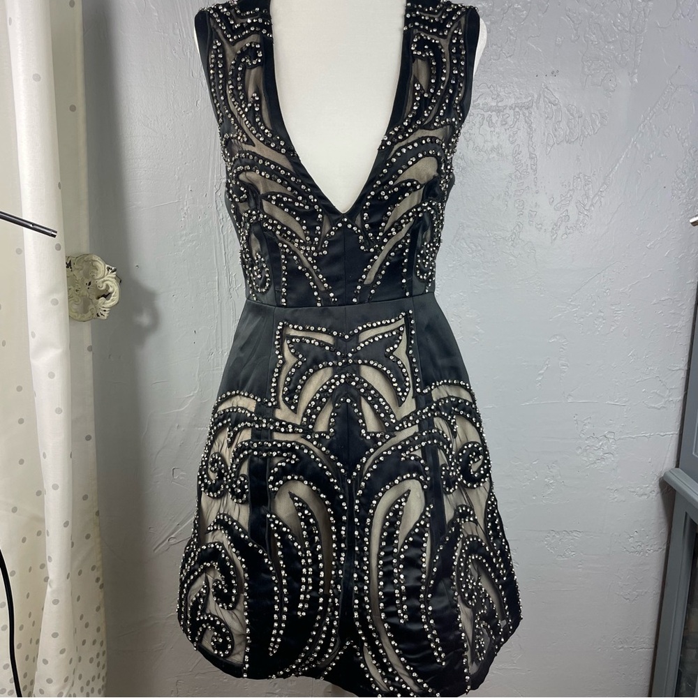 Alice & Olivia by Stacey Bennet Size 4 Deep V Neck